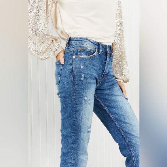 Distressed Raw Hem Cropped Jeans - Picture 4 of 5